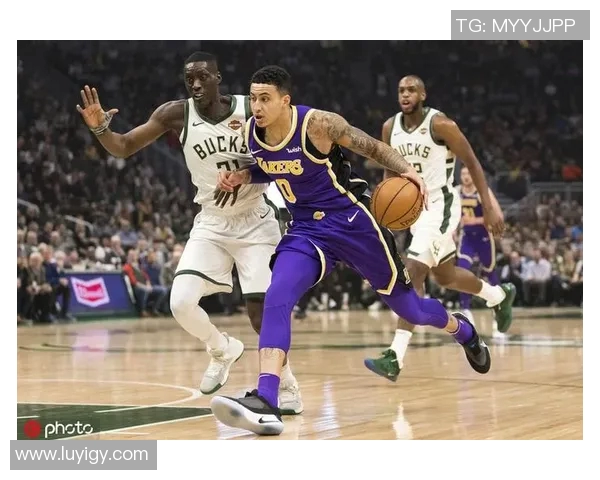 雄鹿与湖人激战正酣比分胶着精彩瞬间回顾与分析